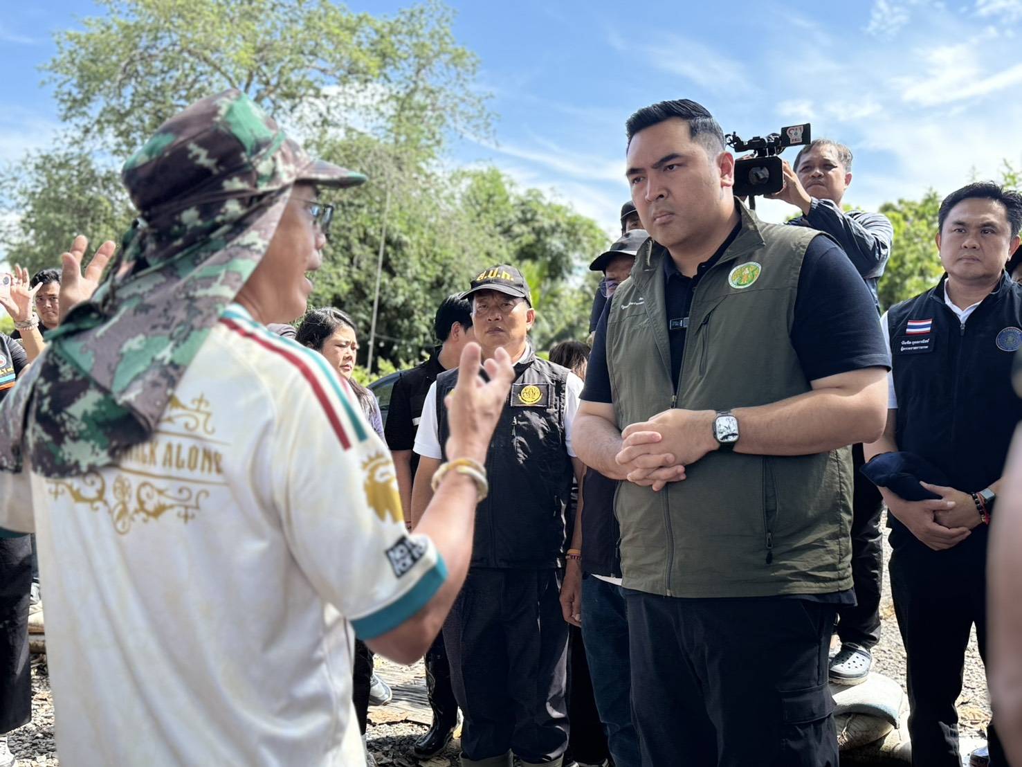 title - รมช.เกษตรฯ พร้อม ส.ป.ก. มอบถุงยังชีพ ส่งกำลังใจช่วยเหลือผู้ประสบอุทกภัยชาวปราจีนบุรี